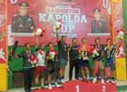 Kapolda Jatim Serahkan Trophy dan Kalungkan Medali Kepada Juara I Badminton Kapolda Cup 2023