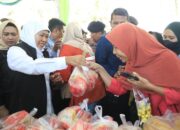 Di Pasar Murah Bondowoso, Gubernur Khofifah Pastikan Stok Beras di Jatim Aman Hingga Akhir Tahun