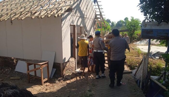 Pak Polisi Sulap Gubuk Seorang Nenek Di Jember Jadi Rumah Layak Huni