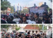 Marhaban Ya Ramadhan Ormas Gerakan Pemuda Jawa Madura Bersatu ( GP Jawara ) DPC Surabaya Bagikan 1000 Takjil Untuk Pangendara Di Depan Taman Apsari