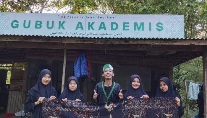 HMI Cakraningrat Lestarikan Budaya Lewat Karya Batik Tulis